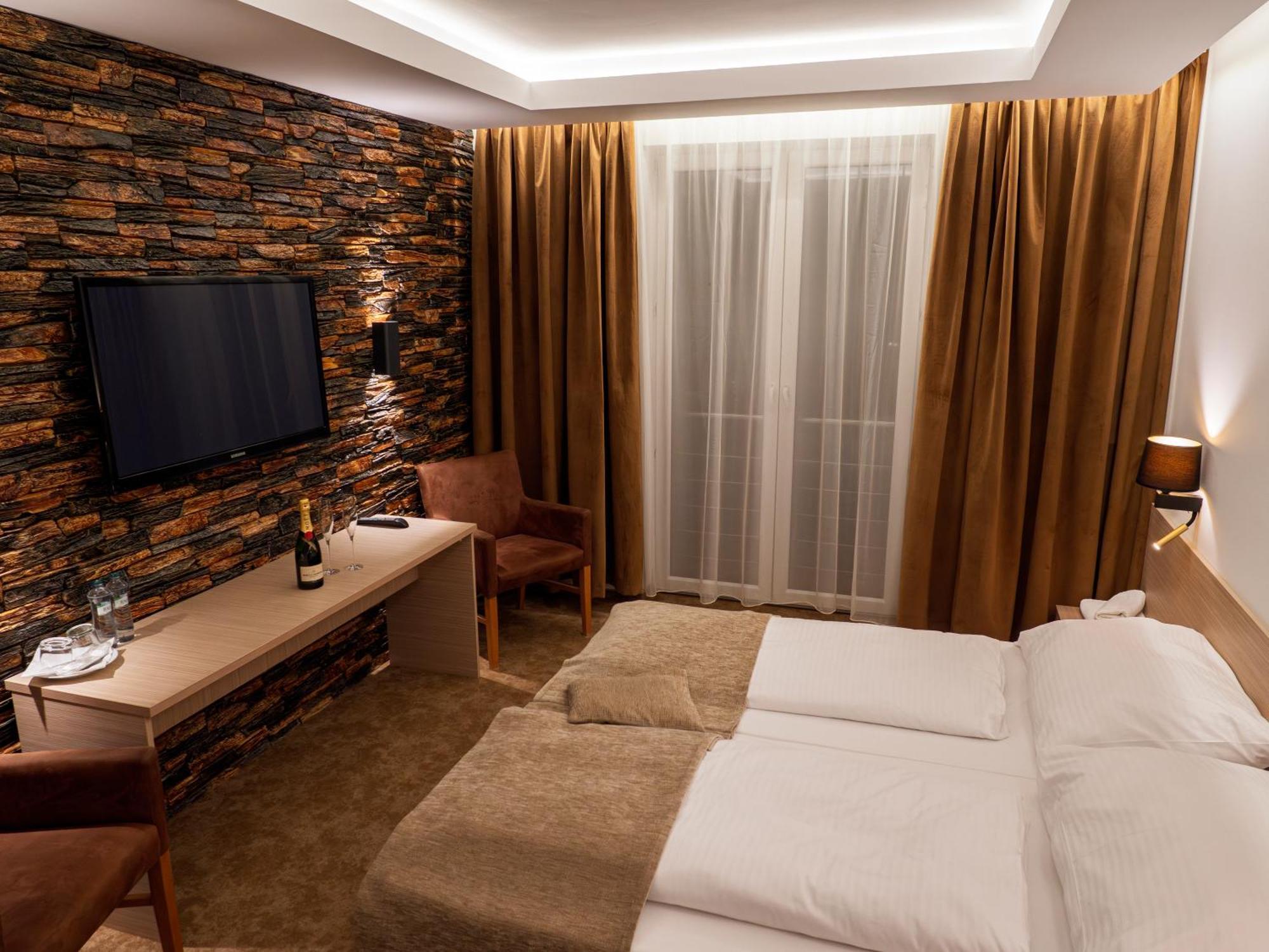 Elite Hotel Nová Dubnica Dış mekan fotoğraf
